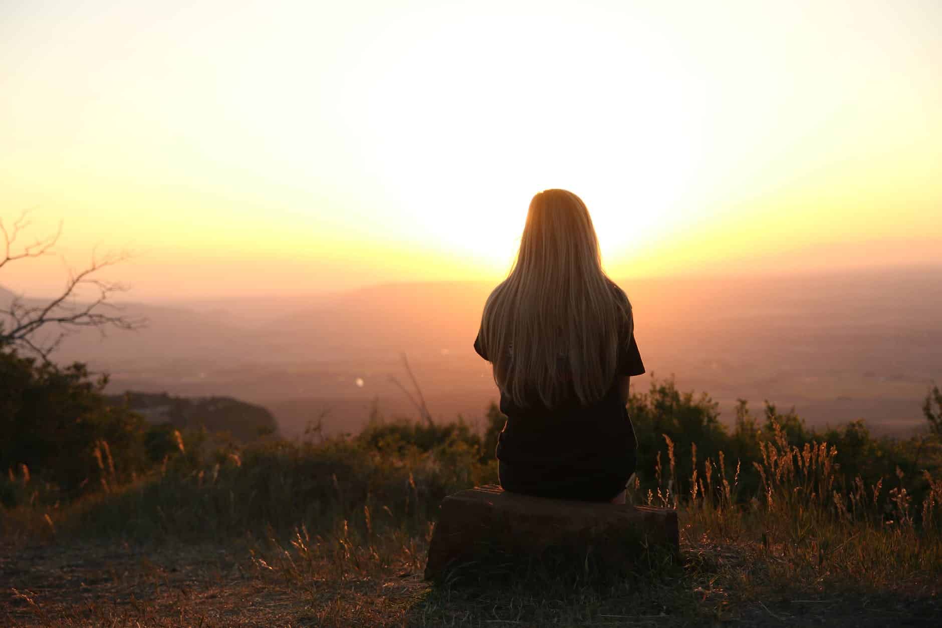 essais bébé woman looking at sunset