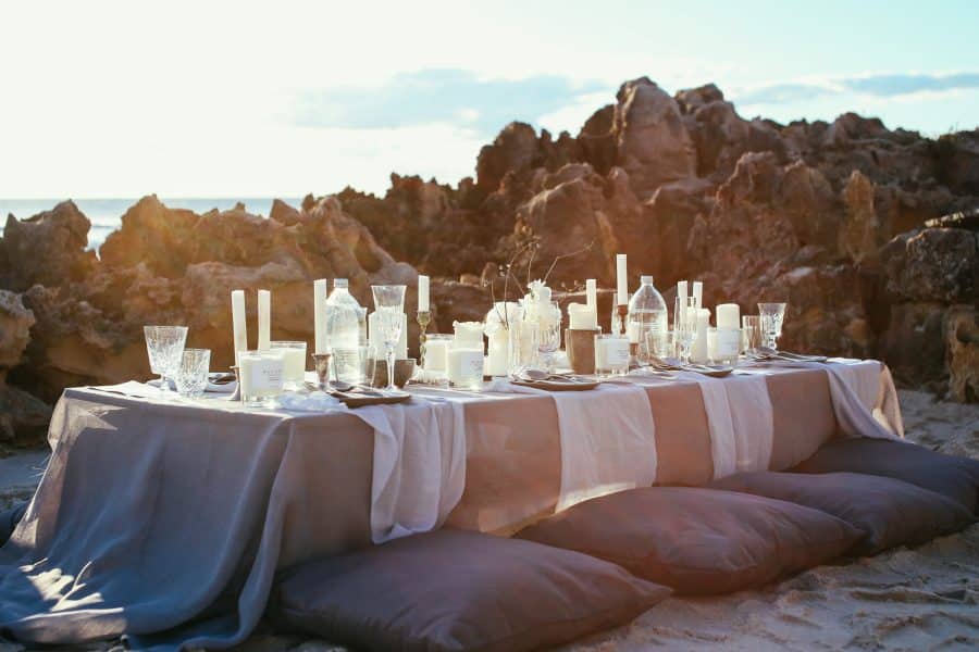 table de mariage au bord de l'océan