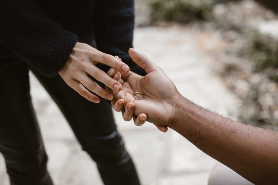 il me pousse à annuler le mariage