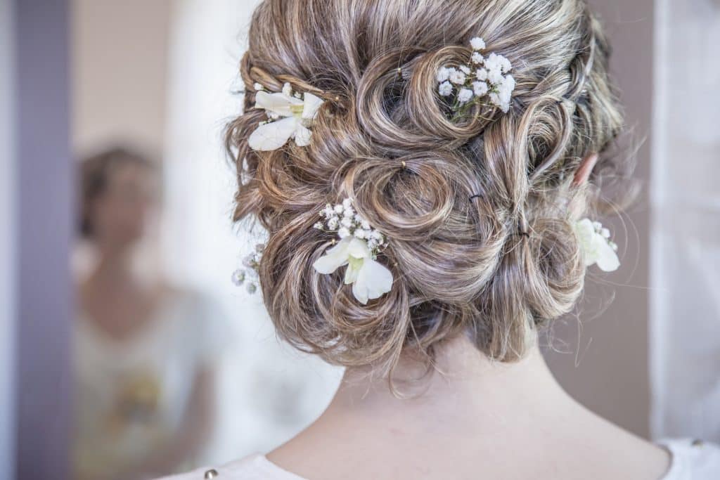 Coiffure mariage chignon fleuri Coiffure mariage chignon fleuri