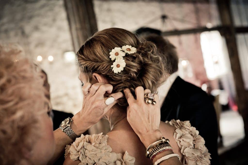 Coiffure mariage chignon fleuri Coiffure mariage chignon fleuri