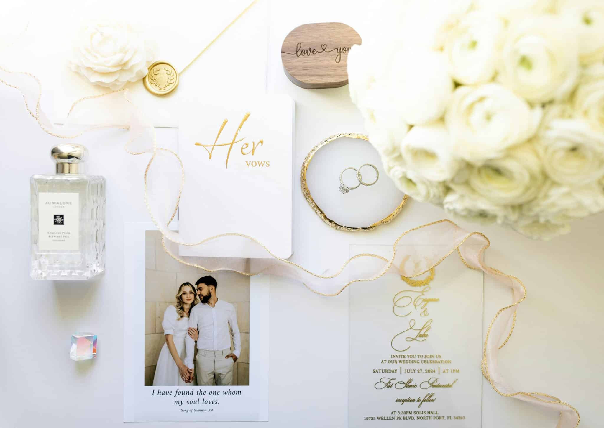 Un flatlay avec les tendances faire-part 2026