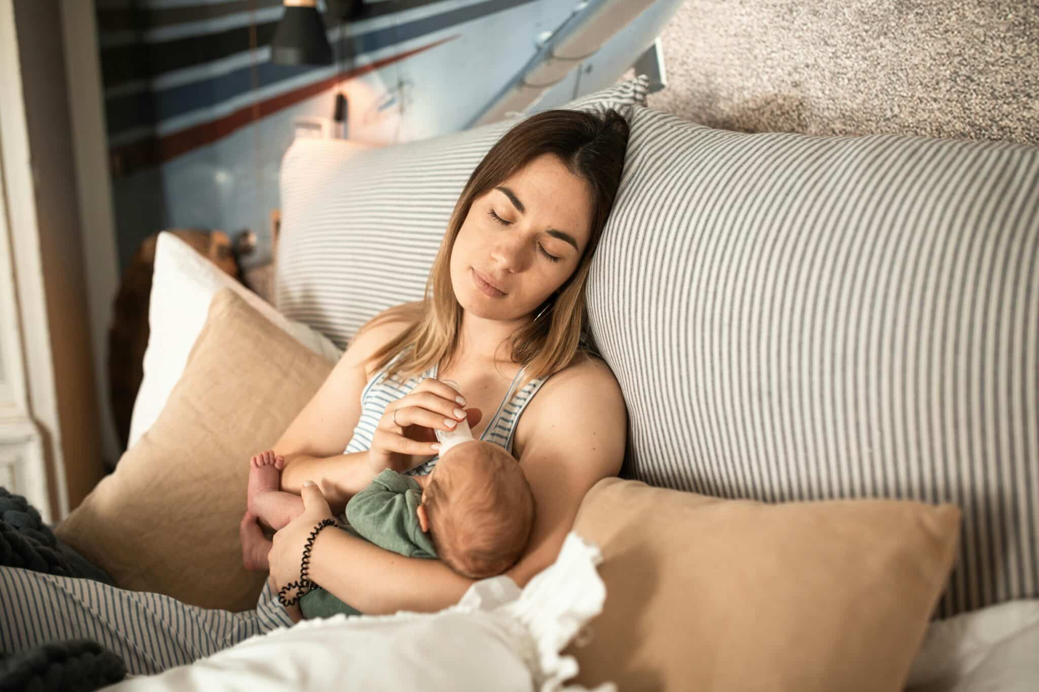 Une maman qui nourrit son bébé sereinement parce qu'elle a préparer son post-partum