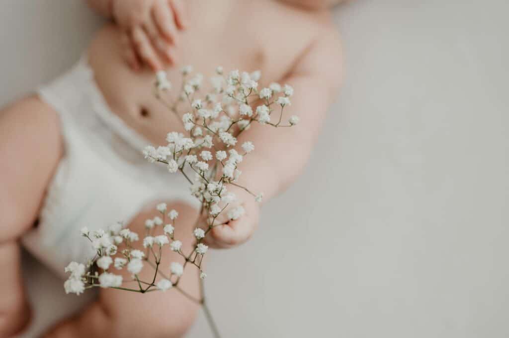 Un bébé serein né dans une ambiance cocooning pour un accouchement à l'hôpital