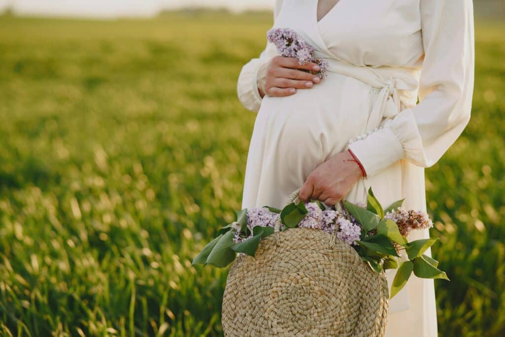 femme enceinte qui pense à l'écriture du projet de naissance