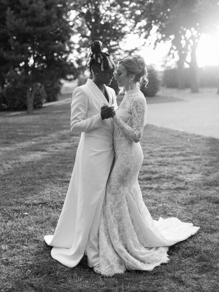Photo de couple en noir et blanc de Melvine Malard et Justine