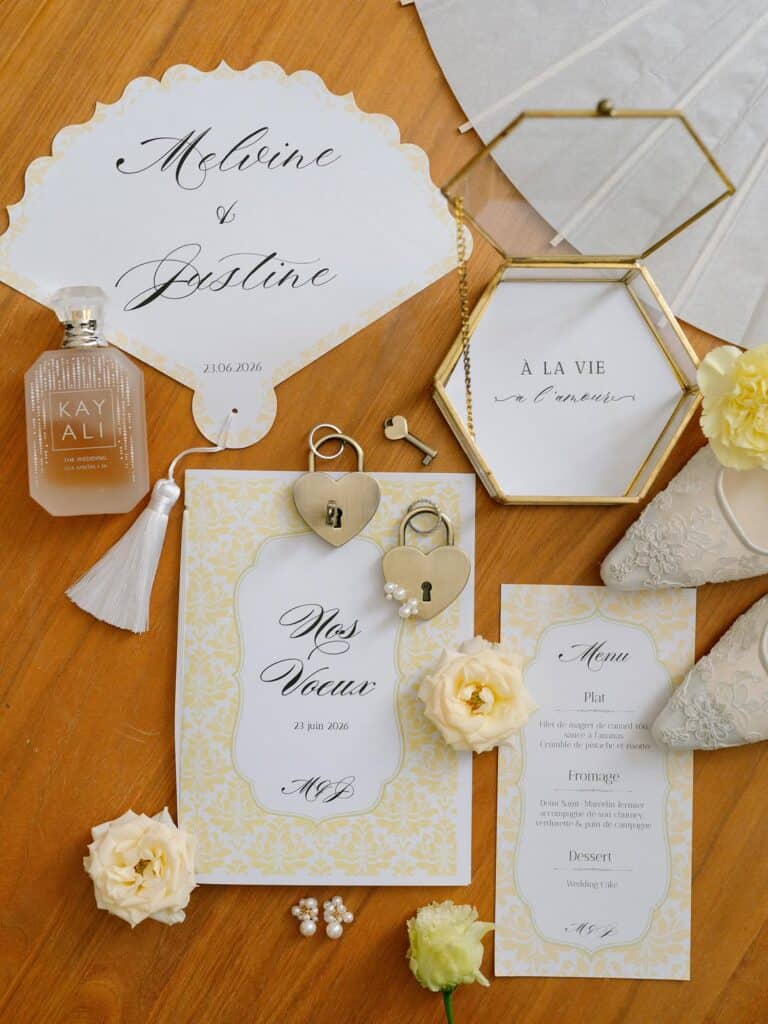 La papeterie de mariage de Melvine Malard et Justine avec leur faire-part, des fleurs, le menu, le porte-alliance et le parfum 