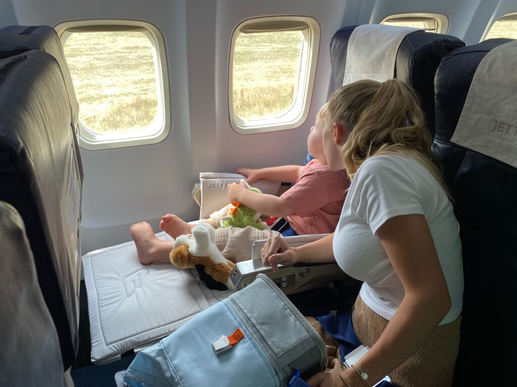 Une maman et un bébé dans un avion pour un vol long-courrier