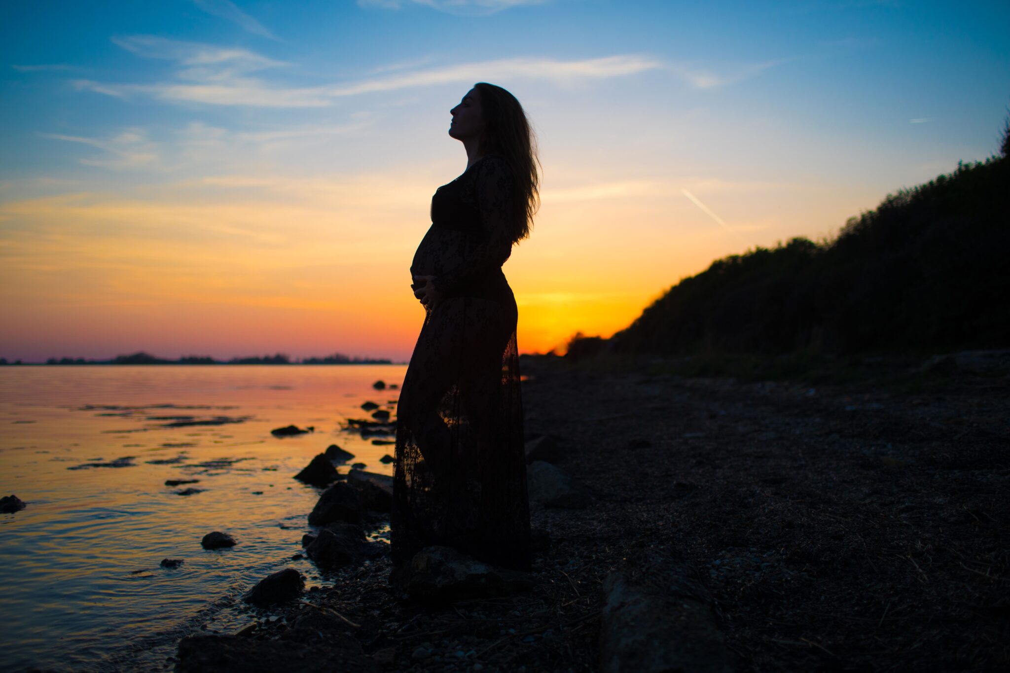 femme enceinte au coucher de soleil
