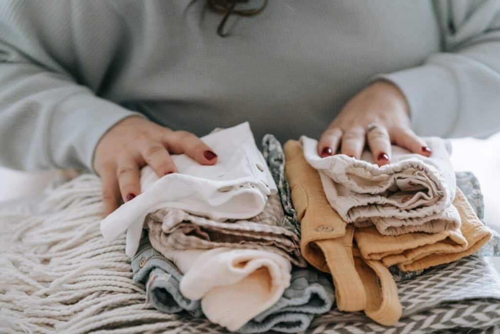 Maman qui revient des soldes pour habiller bébé