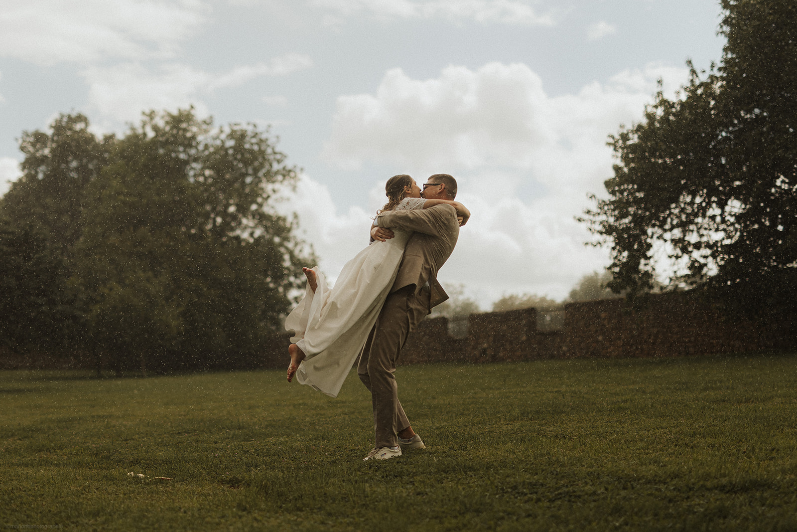 amour en conscience : un shooting d'inspiration avec des mariés devant une bâtisse en pierre