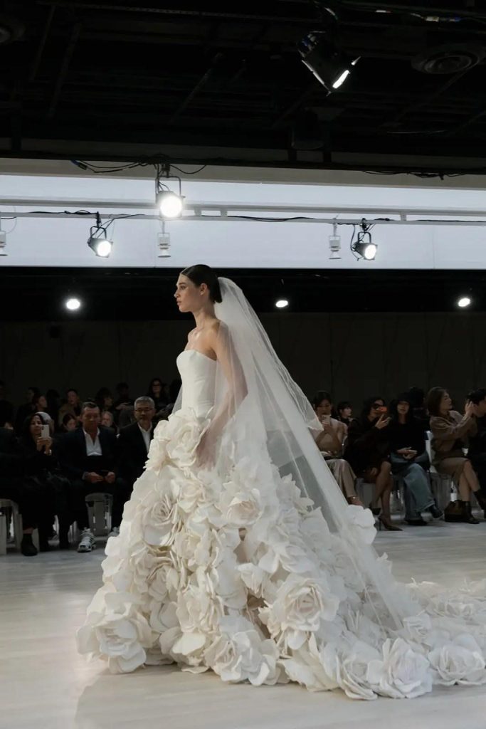 Robe de mariée avec fleurs en relief à la Barcelona Bridal Fashion Week