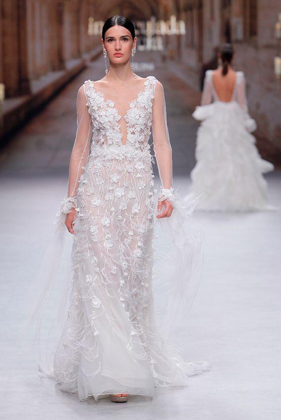 Robe de mariée avec fleurs en relief à la Barcelona Bridal Fashion Week
