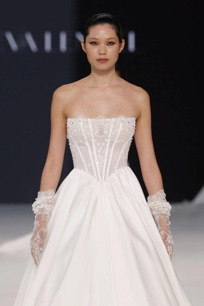 Robe de mariée avec corset à la Barcelona Bridal Fashion Week