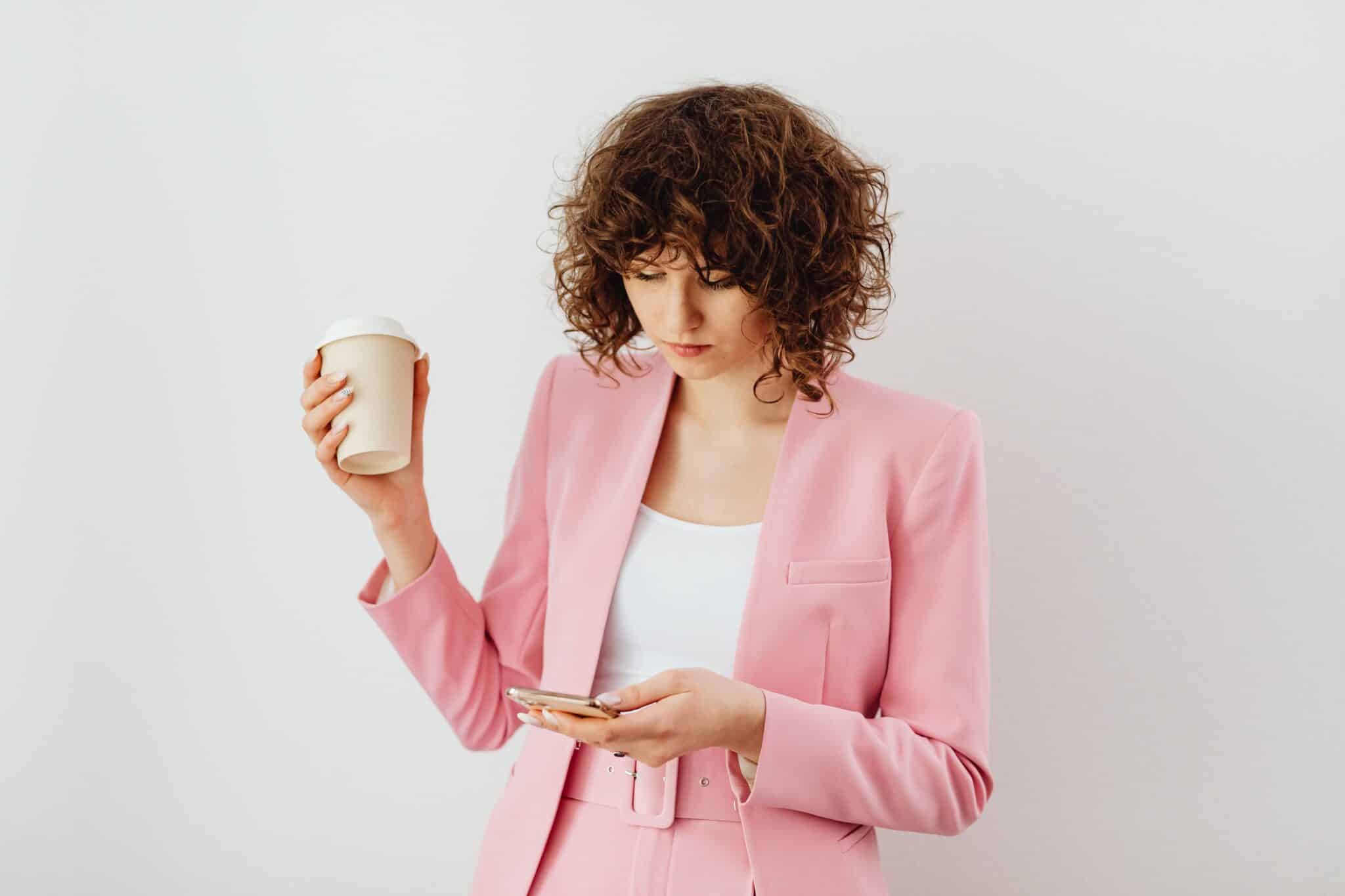 femme entrepreneuse en train de travailler sur sa communication sur son téléphone
