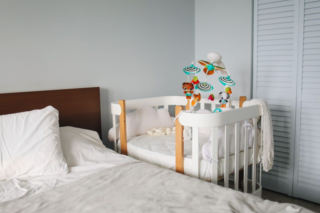 chambre parentale avec lit de bébé cododo