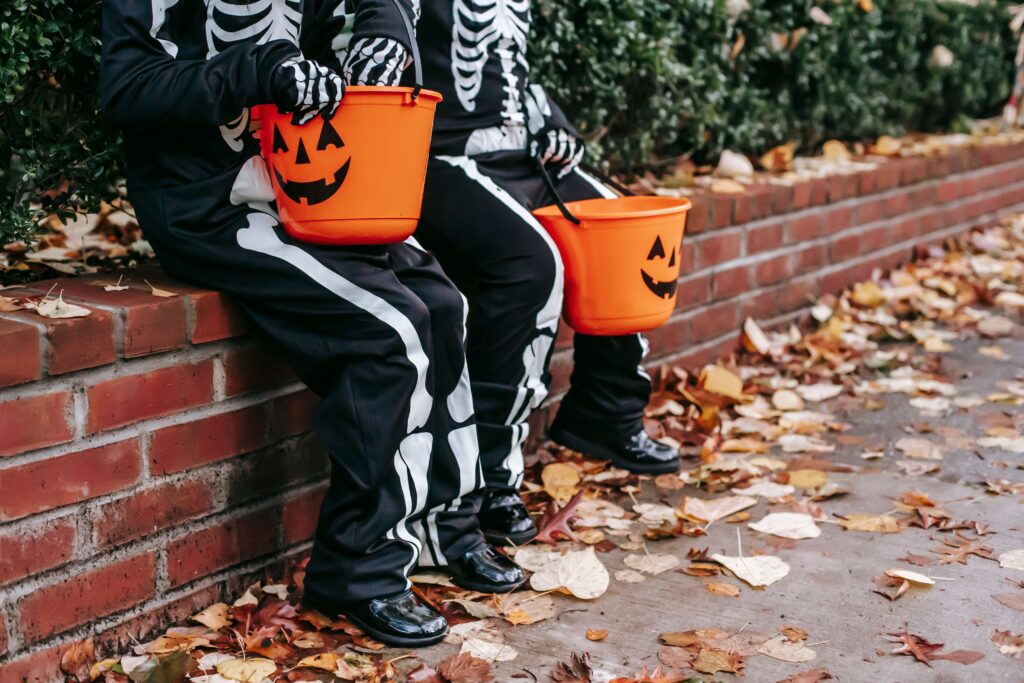 enfant déguisés en squelette pour Halloween
