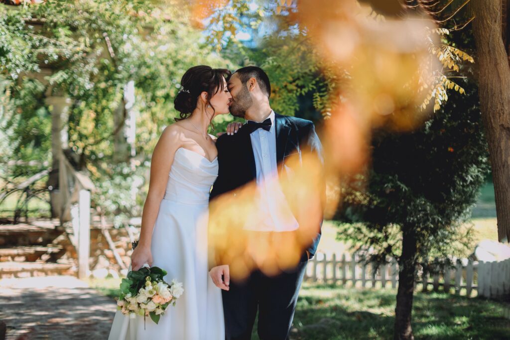 photo d'un couple de mariés qui s'embrassent